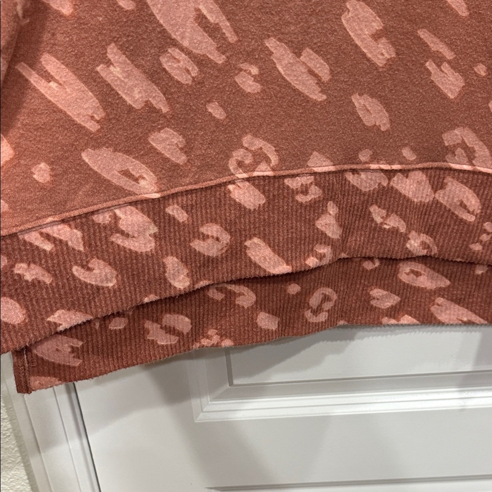 Women's Rust Leopard Print Oversized Sweater size M - Picture 5 of 7